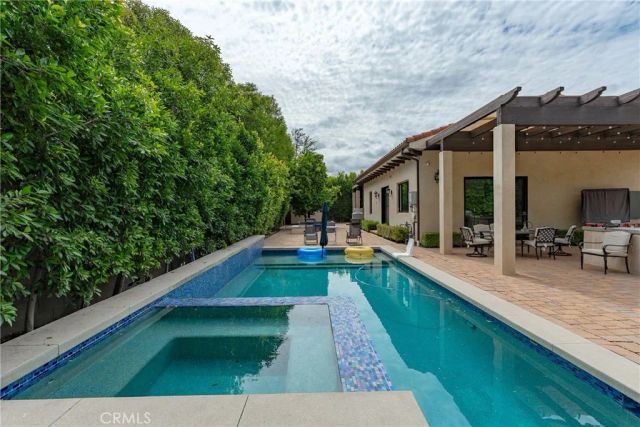 23042 Calvert Street, Woodland Hills, CA 91367