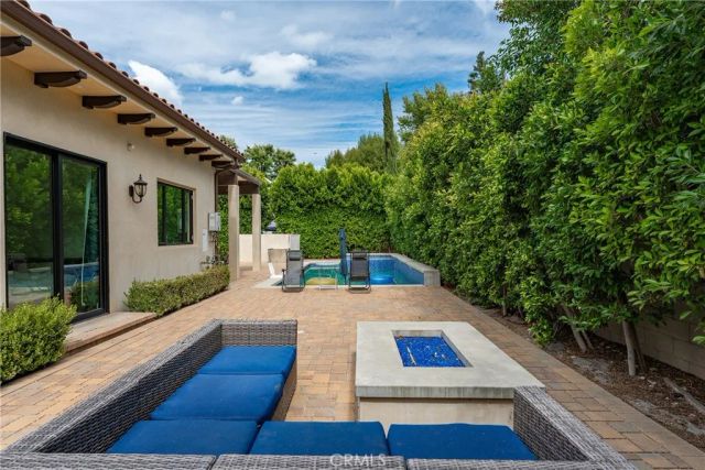 23042 Calvert Street, Woodland Hills, CA 91367