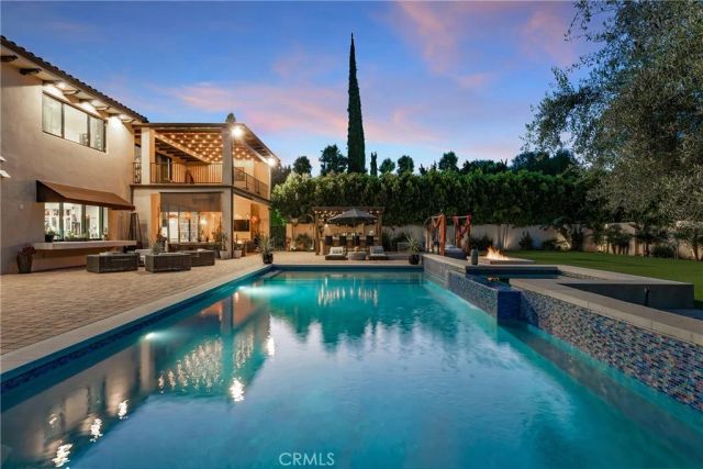 23042 Calvert Street, Woodland Hills, CA 91367