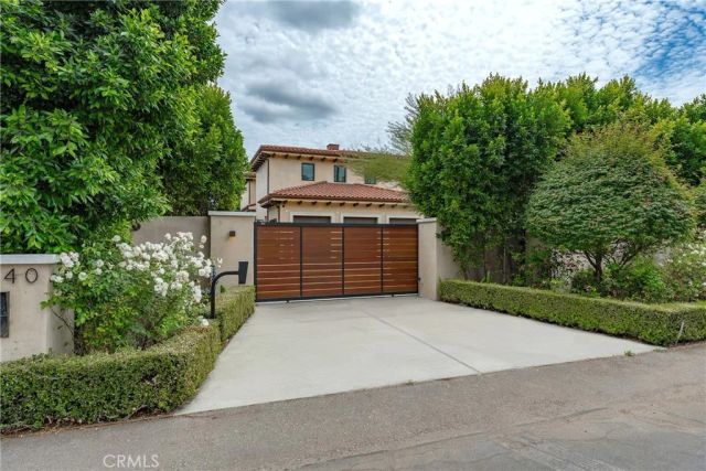 23042 Calvert Street, Woodland Hills, CA 91367