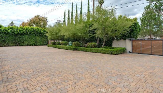 23042 Calvert Street, Woodland Hills, CA 91367