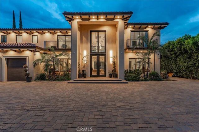 23042 Calvert Street, Woodland Hills, CA 91367