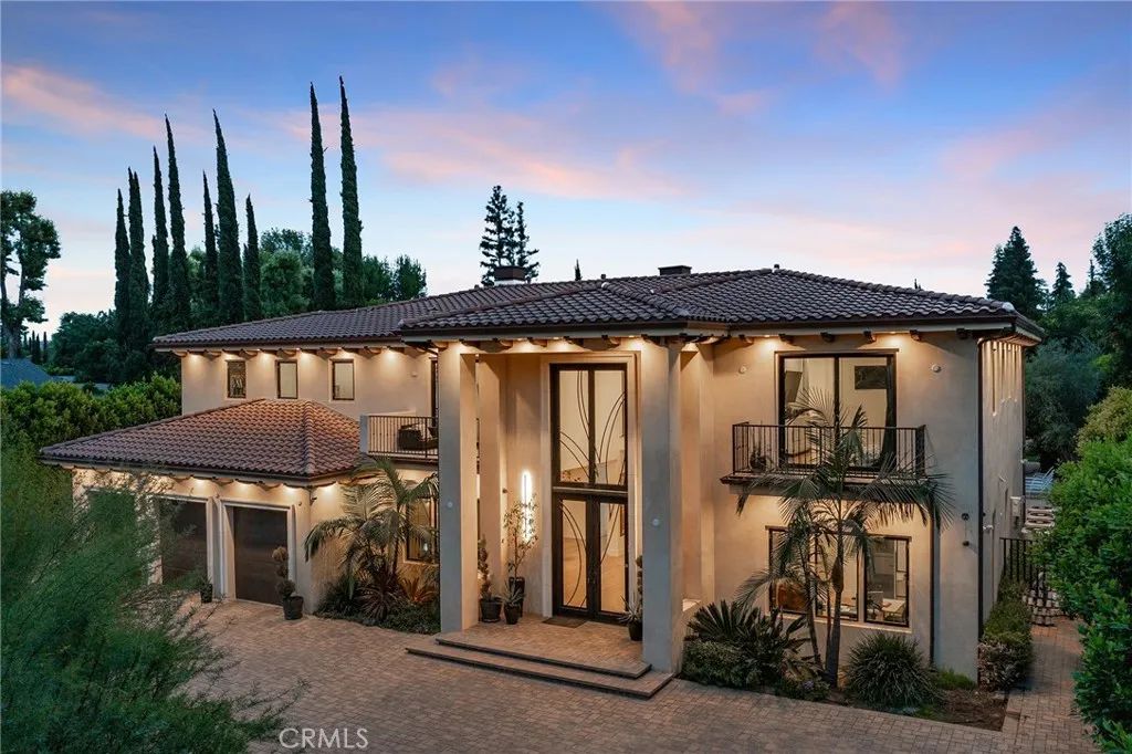 23042 Calvert Street, Woodland Hills, CA 91367
