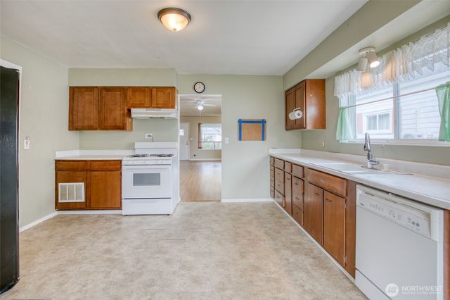 432 Eklund Avenue, Hoquiam, WA 98550