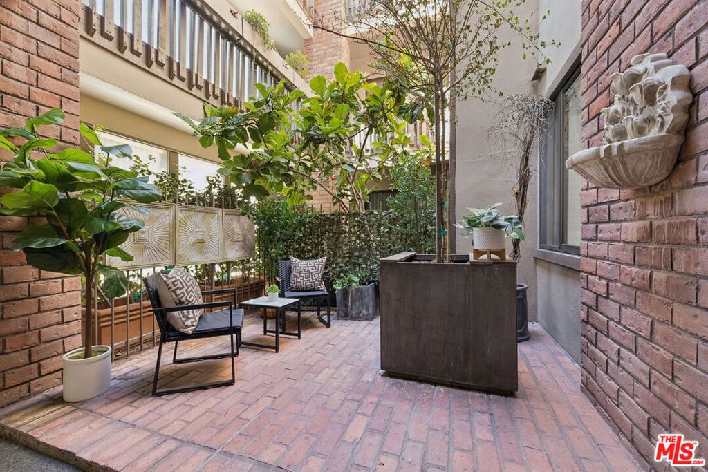 141 S Linden Drive 104, Beverly Hills, CA 90212 — exterior
