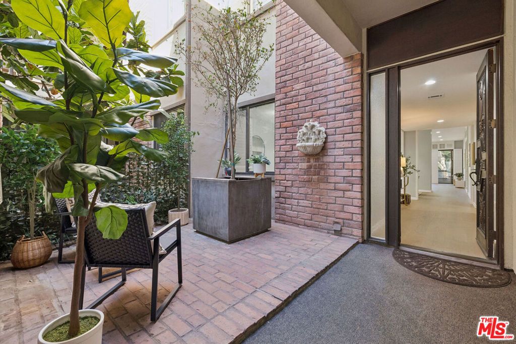 141 S Linden Drive 104, Beverly Hills, CA 90212 — photo 2
