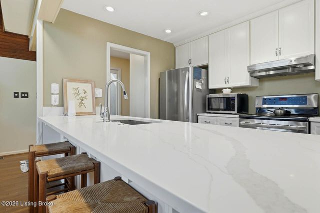 1000 Hobbs Ln, Fisherville, KY 40023