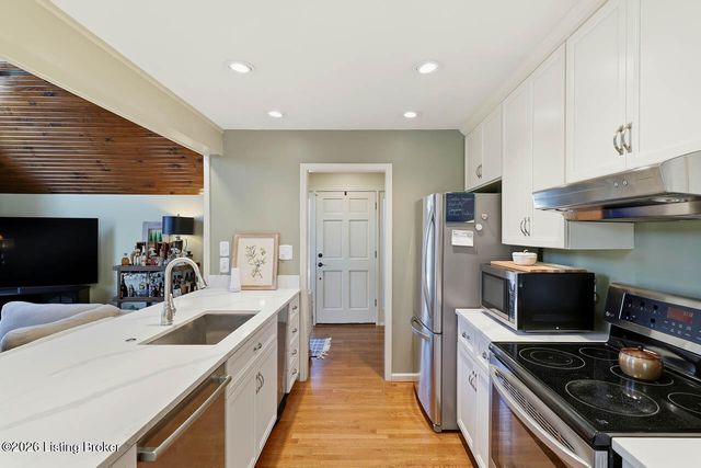 1000 Hobbs Ln, Fisherville, KY 40023