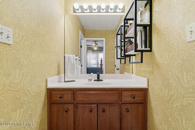 1000 Hobbs Ln, Fisherville, KY 40023