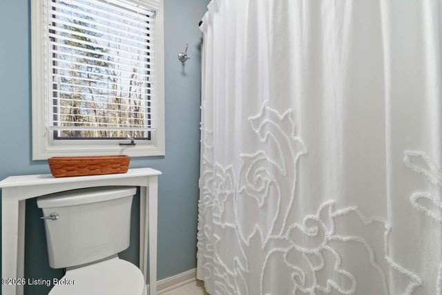 1000 Hobbs Ln, Fisherville, KY 40023