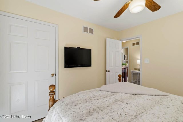 1000 Hobbs Ln, Fisherville, KY 40023