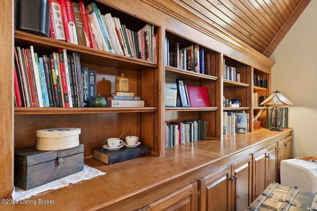 1000 Hobbs Ln, Fisherville, KY 40023