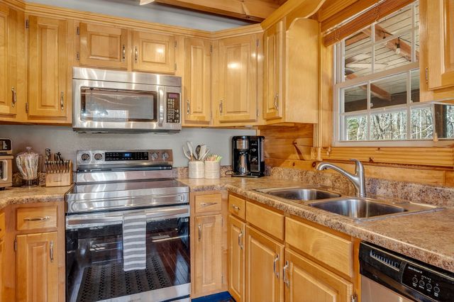 1105 Fairways Dr, Smithville, TN 37166