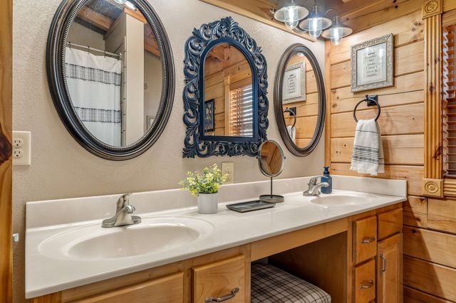 1105 Fairways Dr, Smithville, TN 37166