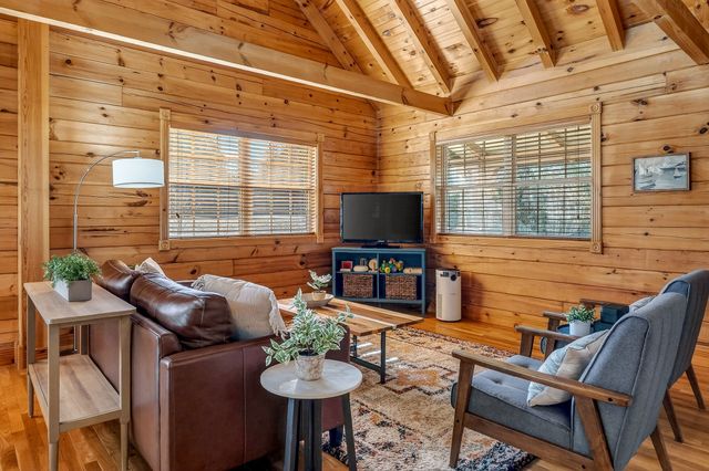 1105 Fairways Dr, Smithville, TN 37166