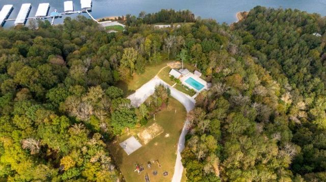 1105 Fairways Dr, Smithville, TN 37166