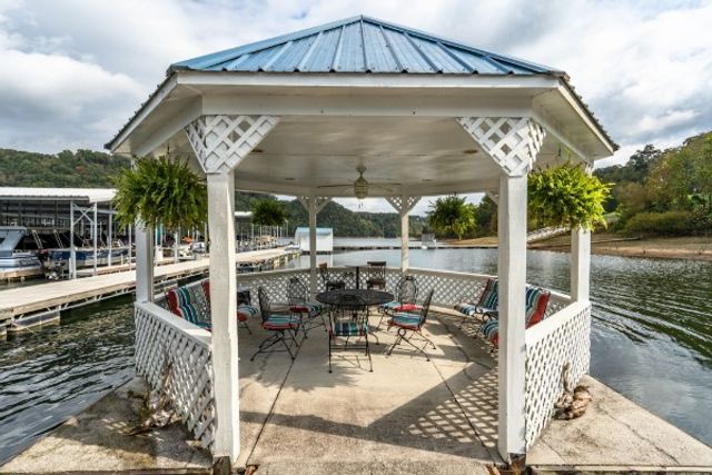 1105 Fairways Dr, Smithville, TN 37166