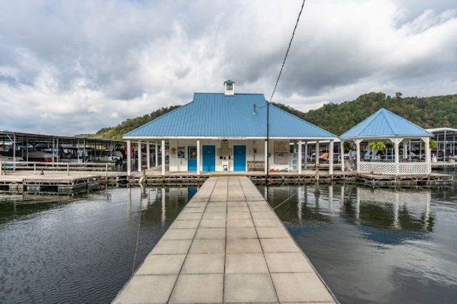 1105 Fairways Dr, Smithville, TN 37166