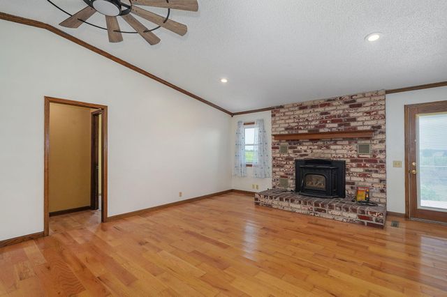 19038 Farm Road 2020, Aurora, MO 65605