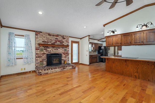 19038 Farm Road 2020, Aurora, MO 65605