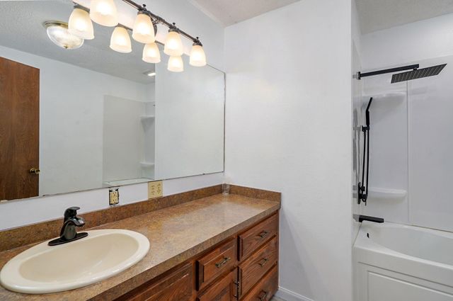 19038 Farm Road 2020, Aurora, MO 65605