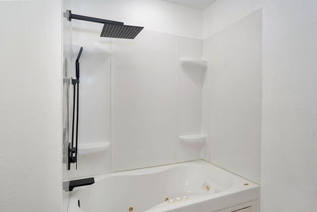 19038 Farm Road 2020, Aurora, MO 65605