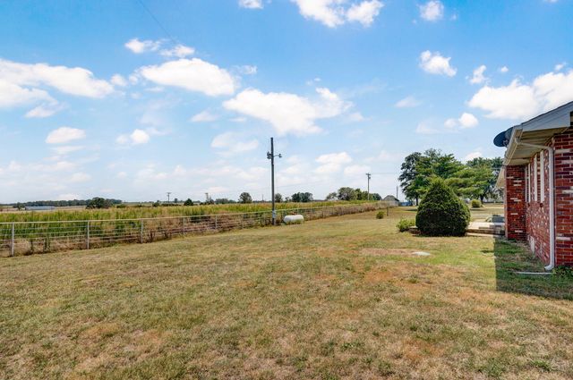 19038 Farm Road 2020, Aurora, MO 65605