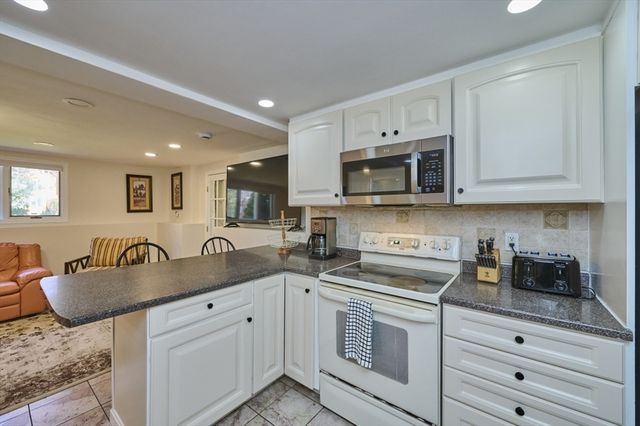 37 Locust St 1, Burlington, MA 01803