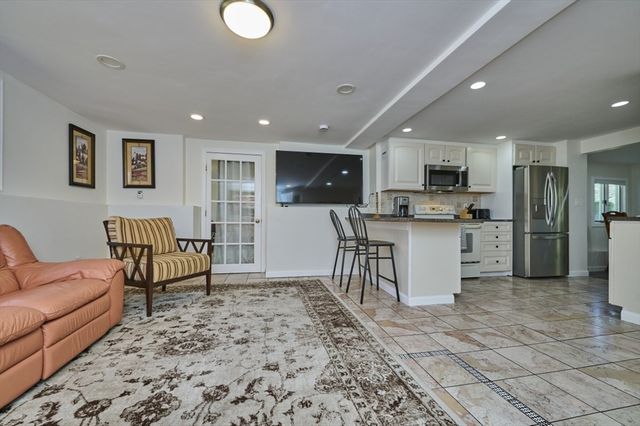37 Locust St 1, Burlington, MA 01803
