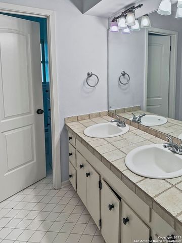 521 PASEO CANADA ST, Hollywood Park, TX 78232