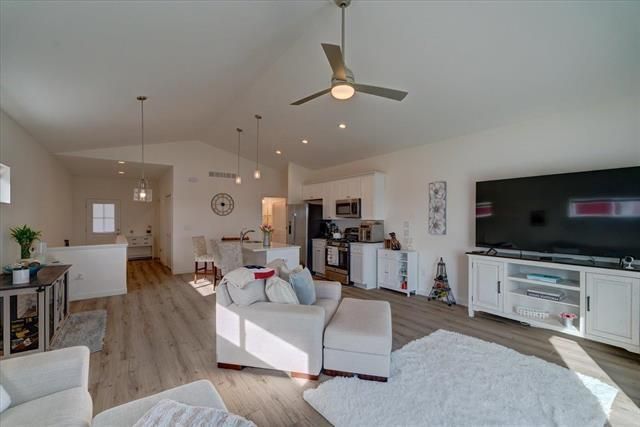 1257 Tivoli Circle, Oregon, WI 53575