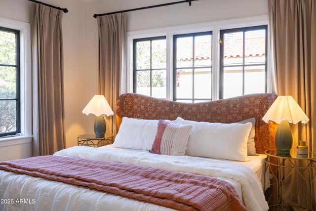 330 W ALMERIA Road, Phoenix, AZ 85003