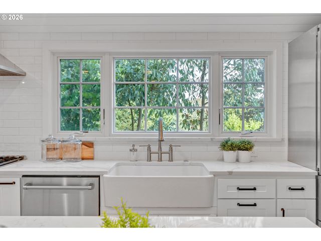 2300 CHILDS Rd, Lake Oswego, OR 97034