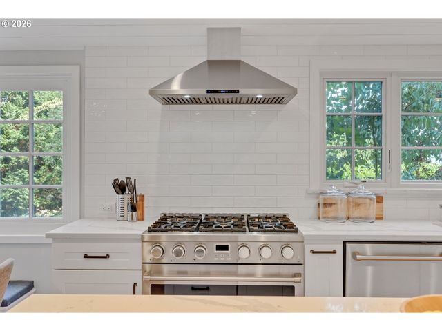 2300 CHILDS Rd, Lake Oswego, OR 97034