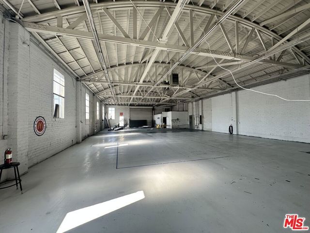 6131 S Western Avenue, Los Angeles, CA 90047