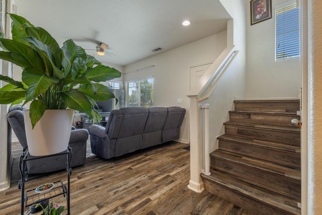 998 E J St, Oakdale, CA 95361