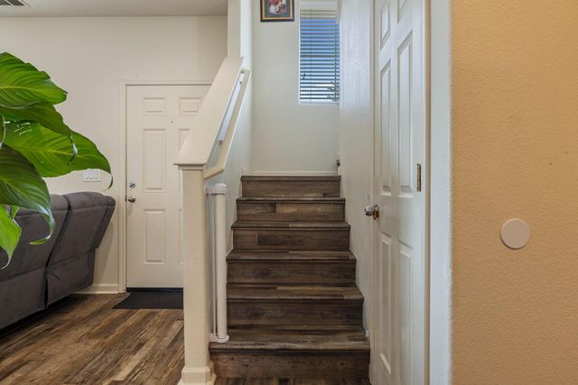 998 E J St, Oakdale, CA 95361