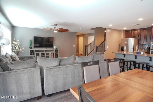 896 S Pheasant Drive, Gilbert, AZ 85296