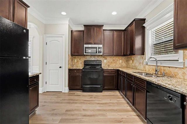 302 Kells Ct., Woodstock, GA 30188