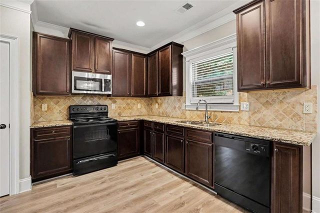 302 Kells Ct., Woodstock, GA 30188