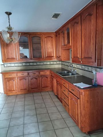 3213 8th Avenue, Fort Worth, TX 76110