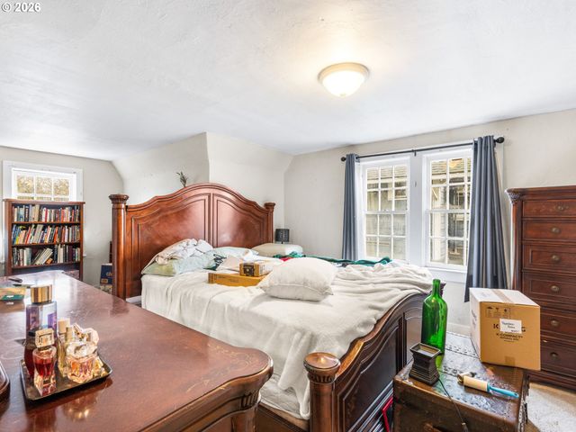 1564 CENTER St Ne, Salem, OR 97301