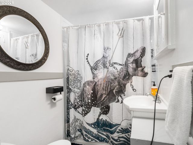 1564 CENTER St Ne, Salem, OR 97301