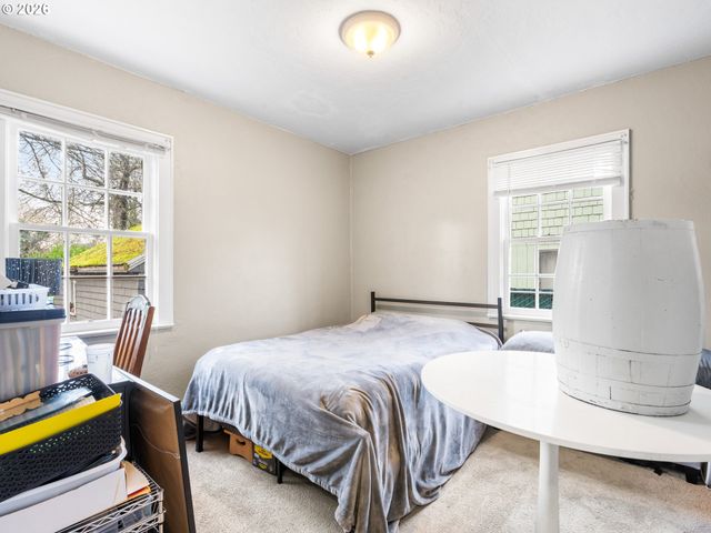 1564 CENTER St Ne, Salem, OR 97301