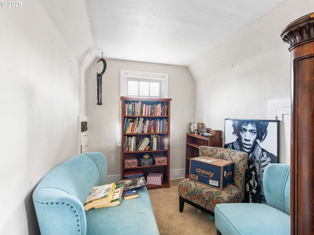 1564 CENTER St Ne, Salem, OR 97301