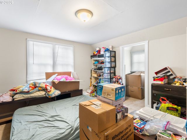 1564 CENTER St Ne, Salem, OR 97301