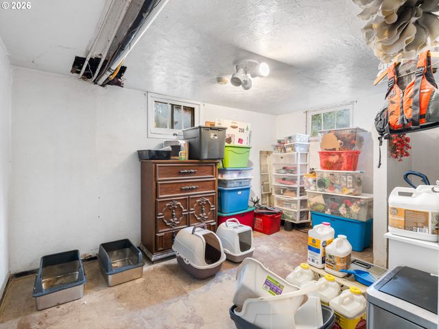 1564 CENTER St Ne, Salem, OR 97301