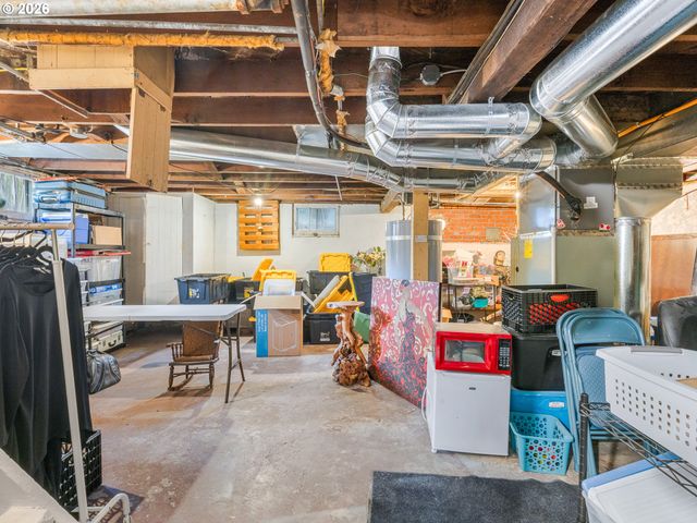 1564 CENTER St Ne, Salem, OR 97301