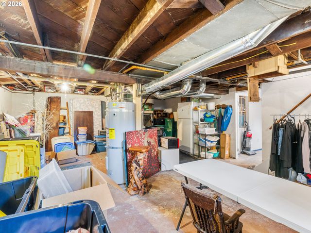 1564 CENTER St Ne, Salem, OR 97301