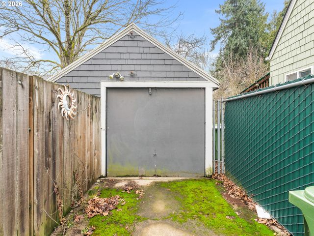 1564 CENTER St Ne, Salem, OR 97301